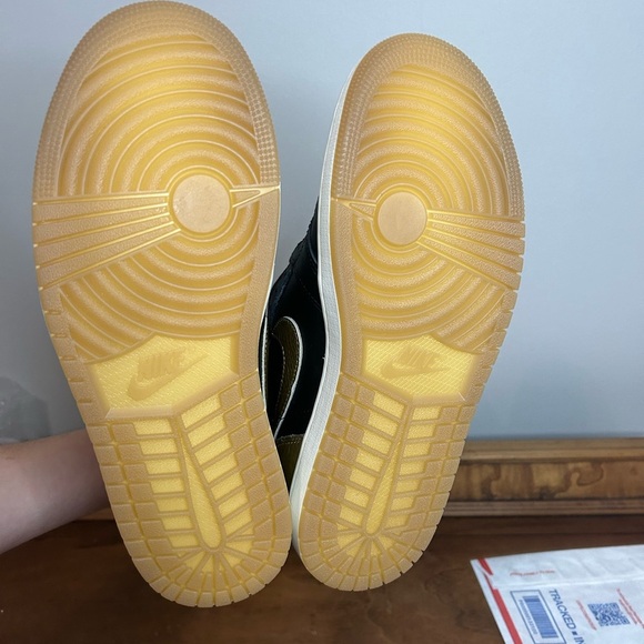 NIB Men’s Nike Air Jordan 1 High Black and Gold Sneakers, Size 8.5 - Picture 7 of 7